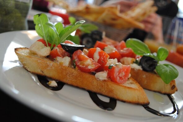 bruschetta z mozzarellą z bawolego mleka