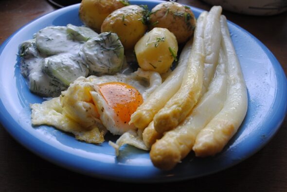 Młode ziemniaki z jajkiem sadzonym i szparagami