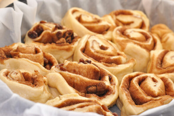 bułeczki cynamonowe powoli rosną