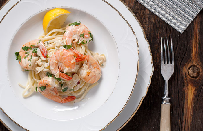 krewetki w sosie śmietanowym z białym winem