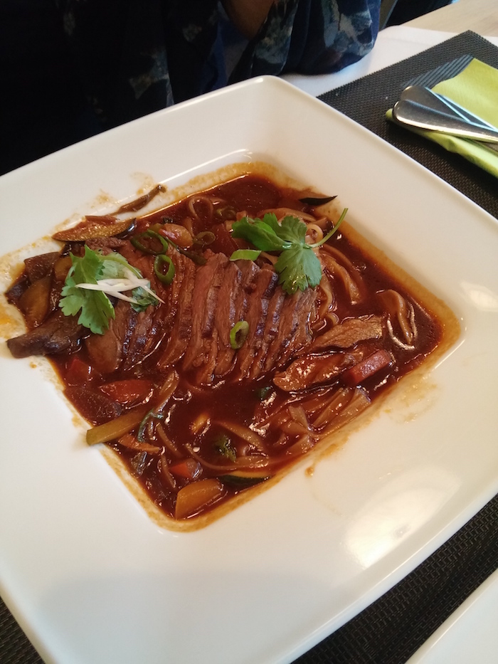 zupa z grillowaną wołowiną